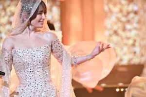 Ayumi Hamasaki Instagram - 第66回輝く！日本レコード大賞、特別賞をいただきました。

パフォーマンス前にステージに上がる際、レコ大スタッフの皆様が「21年ぶりにレコード大賞のステージにおかえりなさい！」と拍手で迎えて下さり、その一瞬で白目剥くほど涙腺が崩壊しそうになりました。が、歌唱前に泣いてしまうわけにはいかないので、必死に堪えてました。と同時に、絶対に自分のベストを更新しようと強く心に決めて臨みました。

三連覇して号泣しながら歌ったあの頃よりも忘れられないステージになりました。

スタッフの皆様、ご覧くださった皆様、共にステージに上がってくれた大家族の皆、この機会を本当に有難う御座いました。