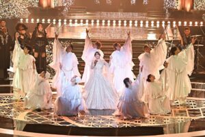 Ayumi Hamasaki Instagram - 第66回輝く！日本レコード大賞、特別賞をいただきました。

パフォーマンス前にステージに上がる際、レコ大スタッフの皆様が「21年ぶりにレコード大賞のステージにおかえりなさい！」と拍手で迎えて下さり、その一瞬で白目剥くほど涙腺が崩壊しそうになりました。が、歌唱前に泣いてしまうわけにはいかないので、必死に堪えてました。と同時に、絶対に自分のベストを更新しようと強く心に決めて臨みました。

三連覇して号泣しながら歌ったあの頃よりも忘れられないステージになりました。

スタッフの皆様、ご覧くださった皆様、共にステージに上がってくれた大家族の皆、この機会を本当に有難う御座いました。