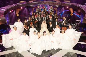 Ayumi Hamasaki Instagram - 第66回輝く！日本レコード大賞、特別賞をいただきました。

パフォーマンス前にステージに上がる際、レコ大スタッフの皆様が「21年ぶりにレコード大賞のステージにおかえりなさい！」と拍手で迎えて下さり、その一瞬で白目剥くほど涙腺が崩壊しそうになりました。が、歌唱前に泣いてしまうわけにはいかないので、必死に堪えてました。と同時に、絶対に自分のベストを更新しようと強く心に決めて臨みました。

三連覇して号泣しながら歌ったあの頃よりも忘れられないステージになりました。

スタッフの皆様、ご覧くださった皆様、共にステージに上がってくれた大家族の皆、この機会を本当に有難う御座いました。