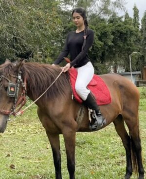 Azi Acosta Instagram - 🐴