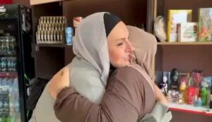 Azita Torkashvand Instagram - در سفر کاری که به روسیه داشتم 
سر صحنه بودم رفتم خرید کنم از یک سوپر مارکت و این بانوی عزیز تا فهمید ایرانی هستم با تمام وجود بغض کرد و گریه و گویا ایرانی بودند که اجدادش مهاجرت کردند یا دلیل دیگری که متوجه نشدم و موضوعی که اینجا اهمیت داره این عرق وطن و خاک است که این چنین میلرزید و گریه میکرد وقتی اسم ایران را شنید.
بعد چطور میشود به این آب و خاک که میراث اجدای ما هست بی تفاوت باشیم ‌.با تمام وجود هستم برای ایران و خاکش سورمه ای بر چشمانم.
(دربند _روسیه)

#وطن 
#آرامش_مهمان_هميشگى_قلب_مهربونتون🐬🎣🐬🎣🐬🎣🐬🎣🐬🎣🐬🎣 
#آزیتا_ترکاشوند 
#سینما 
#هنرمندان_ایرانی 
#هنرپیشه_ایرانی 
#بازیگران_زن