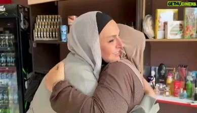 Azita Torkashvand - 13.9K Likes - در سفر کاری که به روسیه داشتم
سر صحنه بودم رفتم خرید کنم از یک سوپر مارکت و این بانوی عزیز تا فهمید ایرانی هستم با تمام وجود بغض کرد و گریه و گویا ایرانی بودند که اجدادش مهاجرت کردند یا دلیل دیگری که متوجه نشدم و موضوعی که اینجا اهمیت داره این عرق وطن و خاک است که این چنین میلرزید و گریه میکرد وقتی اسم ایران را شنید.
بعد چطور میشود به این آب و خاک که میراث اجدای ما هست بی تفاوت باشیم .با تمام وجود هستم برای ایران و خاکش سورمه ای بر چشمانم.
(دربند _روسیه)
#وطن
#آرامش_مهمان_هميشگى_قلب_مهربونتون🐬🎣🐬🎣🐬🎣🐬🎣🐬🎣🐬🎣
#آزیتا_ترکاشوند
#سینما
#هنرمندان_ایرانی
#هنرپیشه_ایرانی
#بازیگران_زن