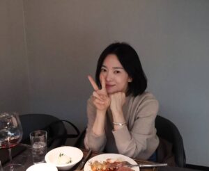 Bae Suzy Instagram - @kyo1122 혜교언니랑 🤍
밥 데이뚜