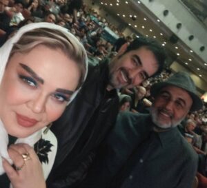 Bahare Rahnama Instagram - دلم برای تصویر و همه عزیزانم تو این دوسال و اندی خیلی تنگ شده بود،دیشب،جشن حافظ برای من انگار جشن بازگشت به خانواده بود جوری از،دیدن آدمایی که سالها خاطرات و ده ها کار کنار هم داشتیم خوشحال بودم که انگار بعد سالها مهاجرت  دوباره میدیدمشون ....
و دیشب باز،حس،میکردم سینما واقعا برای منی که بچه این هنر بودم یعنی خانواده ،با همه عشقم به تیاتر قابل کتمان نیست که بخش،مهمی از،عمر من حتی،قبل فیلم افعی و از،خیلی نوجوانی ام در این صنعت گذشته....
عمری باقی،باشد باز هم در قاب تصویر کنار لبخند ها و دل هایتان خوام بود با نقش هایی متفاوت و در نیمه دوم این بازی پر فراز و نشیب....

پی نوشت:عکس با کیفیت نیست اما حس،خوبی داره که خواستم باهاتون شریک بشم...
#بهاره_رهنما#شهاب_حسینی#مهران_مدیری#جشن_حافظ#سینما#بازگشت#نیمه_دوم#خاطرات#سینما#فیلم#تصویر#بازیگر
