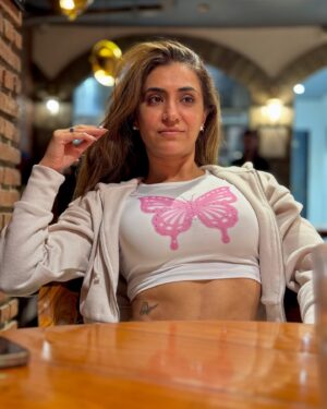 Balreet Mann Instagram - Sundays are for no gloss, no makeup, no socializing—just me, my relaxed clothes, and a little time to unwind. 🌸✨

Keeping it simple, staying comfortable, and recharging for the week ahead. Sometimes, less really is more.

#SundayMood #NoMakeup #RelaxedVibes #SimpleLiving #selfcaresunday🌸 #offswitchoff #mindfulness #relaxedstyle #simplelifestyle #balreetmann #mommylife #metime💕 #simplesundayslowdown