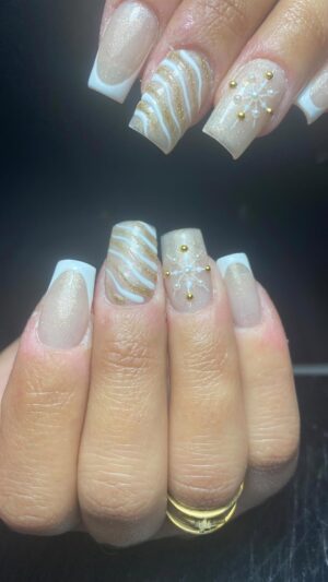 Barbara Lune Instagram - Merci à @_anails_beauty qui, comme toujours, me fait des œuvres d’art sur mes ongles rongés 🙏🏼 en plus version Noël c’est magnifique ! Bonnes fêtes à tous 🎊🎉❤️ #nailart #nails #nailsnailsnails #nailsinspiration #nails2inspire #nailsofinstagram #naildesigns #nailsart