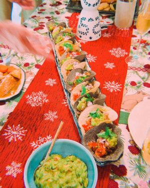 Becky Instagram - 今さらクリスマス投稿すみません。
でも期間的にはまだクリスマスということで失礼します🎄

今年もご近所さんとクリスマスタコスパーティー！
タコス＆実家ターキーとコラボして最高の１日でした！
大好きな仲間たち！
本当にいつもありがとう！！

いっぱいお料理作ったのに、こういう時って自分のお料理写真撮るの忘れちゃう。
でもみんなにどうぞー！ってお料理出したあと『写真撮るから食べるのちょっと待って！』っていうの、私がやったらさむいですよね😂
…って、ま、いっか！笑
撮りたきゃ撮ろう！！！！！

さ！今日も大そうじがんばろっと！
みなさまも素敵な１日をーーーーー🌈