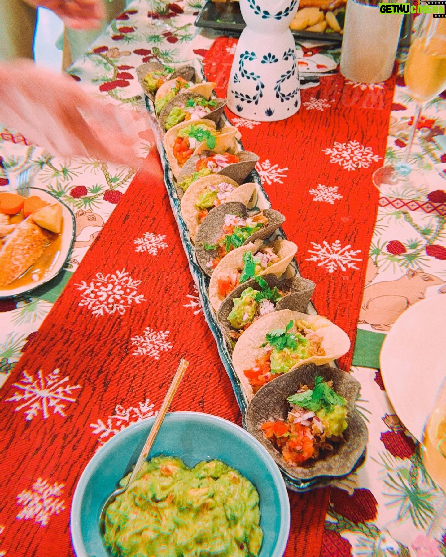 Becky - 8.4K Likes - 今さらクリスマス投稿すみません。
でも期間的にはまだクリスマスということで失礼します🎄
今年もご近所さんとクリスマスタコスパーティー!
タコス&実家ターキーとコラボして最高の1日でした!
大好きな仲間たち!
本当にいつもありがとう!!
いっぱいお料理作ったのに、こういう時って自分のお料理写真撮るの忘れちゃう。
でもみんなにどうぞー!ってお料理出したあと『写真撮るから食べるのちょっと待って!』っていうの、私がやったらさむいですよね😂
…って、ま、いっか!笑
撮りたきゃ撮ろう!!!!!
さ!今日も大そうじがんばろっと!
みなさまも素敵な1日をーーーーー🌈