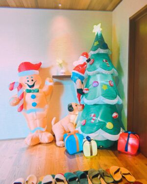 Becky Instagram - 今さらクリスマス投稿すみません。
でも期間的にはまだクリスマスということで失礼します🎄

今年もご近所さんとクリスマスタコスパーティー！
タコス＆実家ターキーとコラボして最高の１日でした！
大好きな仲間たち！
本当にいつもありがとう！！

いっぱいお料理作ったのに、こういう時って自分のお料理写真撮るの忘れちゃう。
でもみんなにどうぞー！ってお料理出したあと『写真撮るから食べるのちょっと待って！』っていうの、私がやったらさむいですよね😂
…って、ま、いっか！笑
撮りたきゃ撮ろう！！！！！

さ！今日も大そうじがんばろっと！
みなさまも素敵な１日をーーーーー🌈