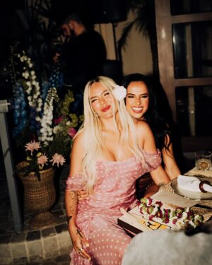 Becky G Instagram - Solo me falta la tanguita amarilla 💛