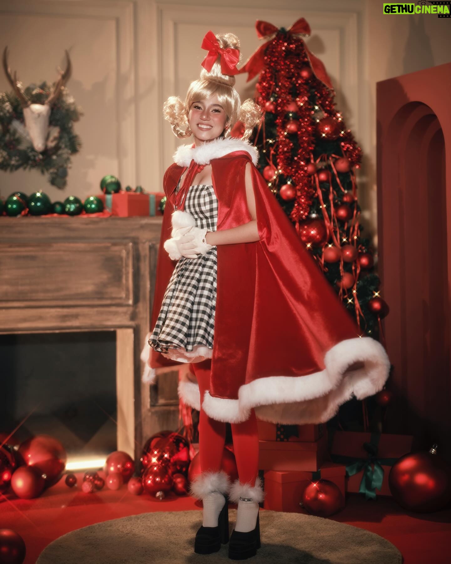 Belle Mariano - 361.3K Likes - To kindness and love, the things we need most!🎄❤️
-The GRINCH
Photographer: @dookieducay
Creative Director: @eugene_david
Styled by: @adrianneconcept
Make-up by: @jakegalvez
Hair by: @jerichoandrade_
Production Designer: @justine_arcegabumanlag
Style Assoc: @miss.vince_
Style Asst: @centderella