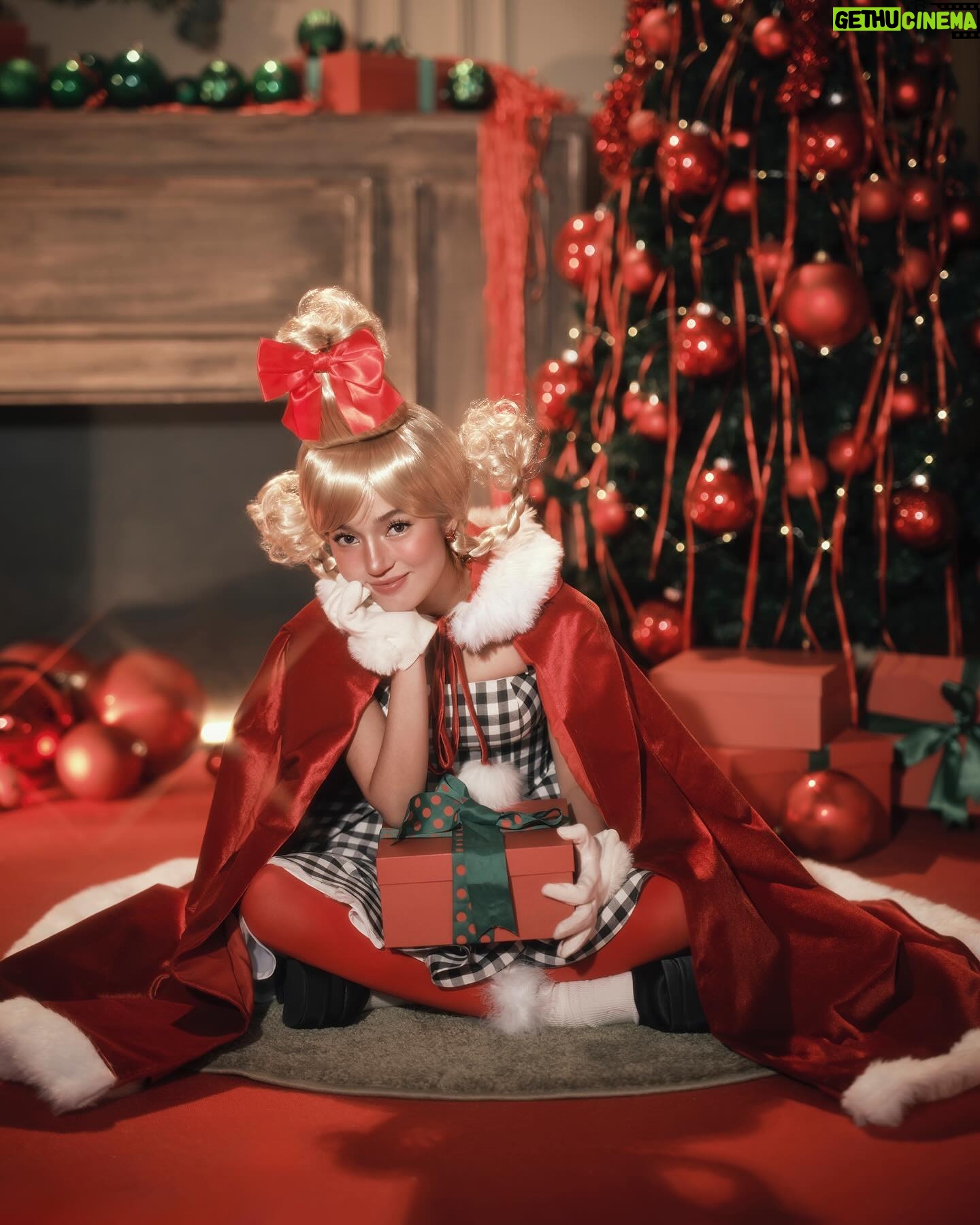 Belle Mariano - 361.3K Likes - To kindness and love, the things we need most!🎄❤️
-The GRINCH
Photographer: @dookieducay
Creative Director: @eugene_david
Styled by: @adrianneconcept
Make-up by: @jakegalvez
Hair by: @jerichoandrade_
Production Designer: @justine_arcegabumanlag
Style Assoc: @miss.vince_
Style Asst: @centderella