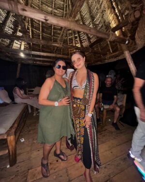 Bhakti Kubavat Instagram - Finally met Eric ! MACEOPLEX @maceoplex
Such a humble human 🤍 
And celebrating new years with friends who’re like family feels nothing less than a blessing ✨