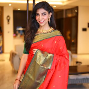 Bhavana Instagram - Brightening my feed with a stunner of a Saree❤️
#ahimsasilks 
.
Saree and jewellery by @vidya_vibasarees and @viba_jewellery 
Shot by @satz.photography 
.
.
.
How long has it been since you wore a pattu saree? #ahimsasilk