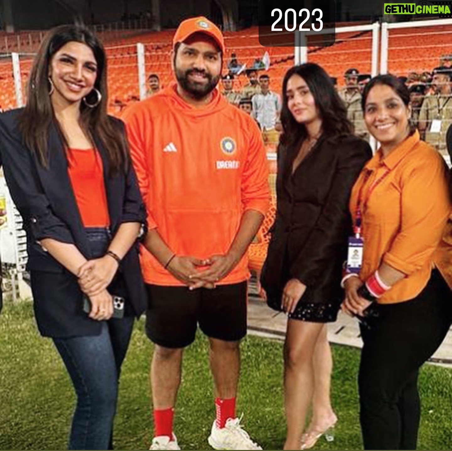 Bhavana - 39.4K Likes - 5 WORLD CUPS!!! Letās go down memory laneā¤ļø
An incredible honour and blessing to be able to host five #worldcups with @starsportsindia @starsportstamil
Each of them have been under different circumstances,
2019 : THE INDUCTION - oh, how nervous I was! Plunged into this world. I Was tested, critiqued, cried, learnt, spent sleepless nights trying to understand the sport/format/ history. Incredible experience and I was hookedšŖ
2021 : THE BUBBLE WORLD CUP! Spending time away from family, stuck between the hotel and studio without any access to the outside world was challenging yet in a weird way, fun. Friendships were forged, some bonds were broken, yet we all survived.
2022 : THE AUSTRALIAN ADVENTURE ! My FIRST overseas assignment with #starsports and it was one Iāll remember for life. Learnt a lot, worked hard and partied even harder š„IND Vs PAK at the MCG was the moment I realised how blessed I was to be at the ground ā¤ļø
2023 : FIRST HOME WORLD CUP !! What an experience this was! Every city, every venue was LIT! I was one of the fans, cheering till the very end ! Even though, we suffered a heartbreak in Ahmedabad my fond memory is meeting the captain and listening to his emotions and free spirited chat the evening before the big finalšŖš
2024 : THE FINAL FRONTIER - the opportunity to host a World Cup in the US was nothing short of spectacular ! India Pak was a vibe and to think that only a handful of us have stepped into that stadium is a special feeling :) However, NOTHING can beat the feeling of a VICTORY! Thank you God! At last!
.
.
.
.
#vjbhavna #sportspresenter #grateful #memories