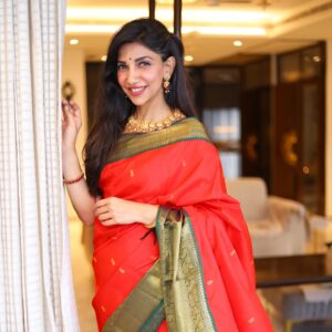 Bhavana Instagram - Brightening my feed with a stunner of a Saree❤️
#ahimsasilks 
.
Saree and jewellery by @vidya_vibasarees and @viba_jewellery 
Shot by @satz.photography 
.
.
.
How long has it been since you wore a pattu saree? #ahimsasilk