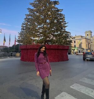 Bhavana Instagram - Post Christmas Vibes in #sorrento 
#italygram 
.
.
.
#legsgoholidays #vjbhavna 

Do you love a lit up Christmas trees?
