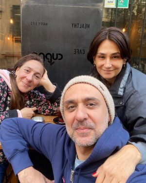 Binnur Kaya Instagram - Yıllanmış dostlukların denizi ayrı deniz,havası ayrı hava...Ait hissetmek;  yuvada olmak gibi bir şey...Ne güzel...Ne teşekkür...
