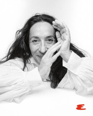 Binnur Kaya Instagram - Komedi türündeki başarısının yanı sıra, son dönemde dram türündeki yapımlarda sergilediği performansıyla sanat dünyasının özgün isimlerinden birisi olarak The Big Legend Book’ta ağırladığımız @binnur.kaya.resmi “Ciddi yapılan her türlü mizaha ve komediyi ciddiyetle yapanlara içtenlikle gülerim,” diyor, “Beklenmedik zamanda, beklenmedik insanlardan küçücük sebeplerle de olsa gelen mutlulukları önemsiyorum.” Hayatın her anına ayna tutan karakterlere beden olan birisi olarak ona soruyoruz: Hayat yolculuğunuz nasıl geçiyor? “Tadını çıkararak geçti zaman, en zor zamanlarımız aynı zamanda en güldüğümüz, eğlendiğimiz ve büyük bir teşekkür içinde olduğumuz zamanlardı. Yolu nazik yürüdüğümü düşünüyorum, yolculuğum güzel geçiyor.”

Genel Yayın Yönetmeni: Umut Evirgen @evirgenumut
Röportaj: Özge Dinç @ozgedinc
Fotoğraf: Muhsin Akgün @muhsinakgunofficial
Moda Editörü: Erkan Altunay @erkanaltunay
Prodüksiyon: Murat Gül @mvratgul 
Saç: Dinçer Yağcılar @dincer_yagclr
Makyaj: Gönül Bülbül @gonullmakeup

#EsquireTürkiye  #TheBigLegendBook #BinnurKaya
