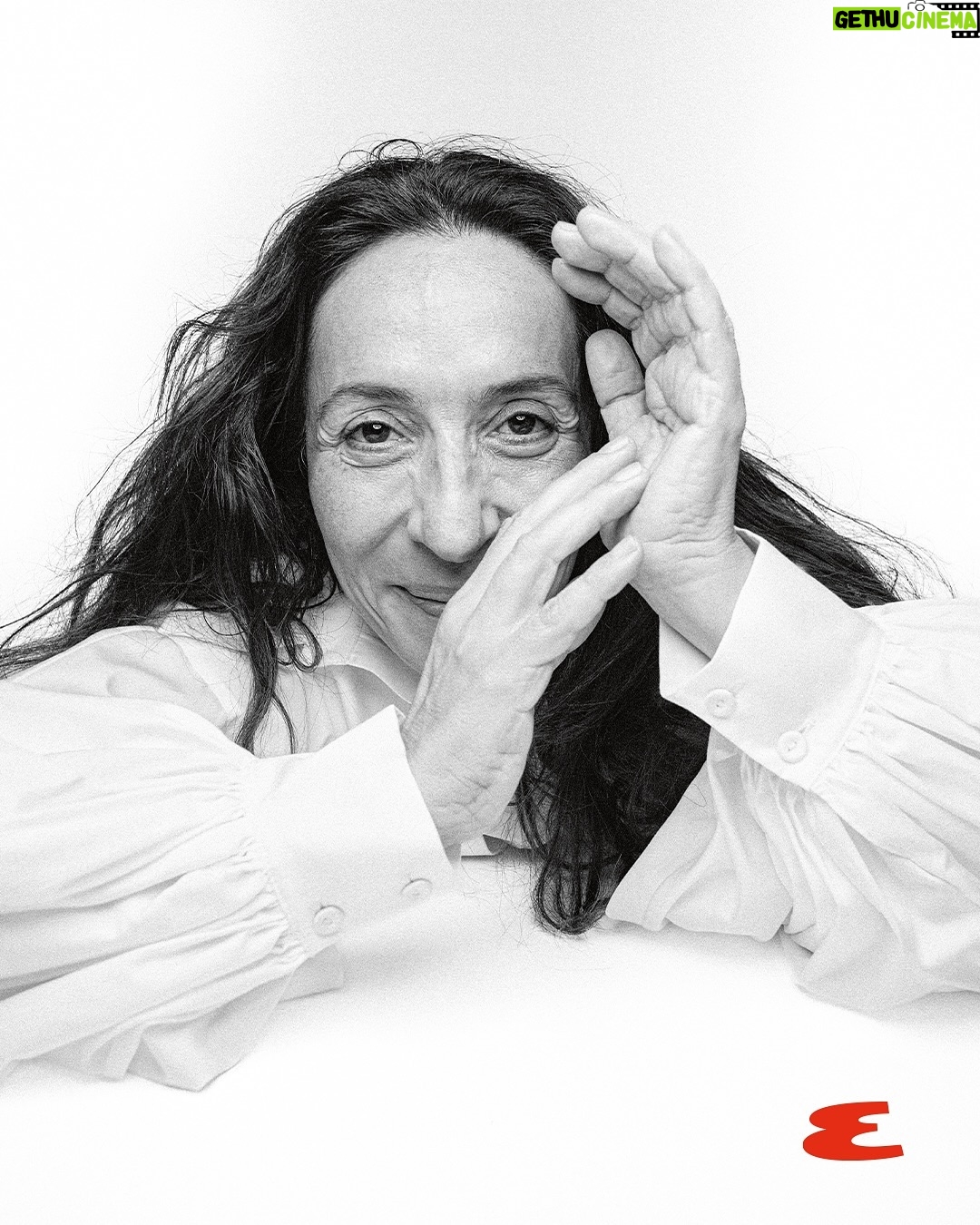 Binnur Kaya - 24.4K Likes - Komedi türündeki başarısının yanı sıra, son dönemde dram türündeki yapımlarda sergilediği performansıyla sanat dünyasının özgün isimlerinden birisi olarak The Big Legend Book’ta ağırladığımız @binnur.kaya.resmi “Ciddi yapılan her türlü mizaha ve komediyi ciddiyetle yapanlara içtenlikle gülerim,” diyor, “Beklenmedik zamanda, beklenmedik insanlardan küçücük sebeplerle de olsa gelen mutlulukları önemsiyorum.” Hayatın her anına ayna tutan karakterlere beden olan birisi olarak ona soruyoruz: Hayat yolculuğunuz nasıl geçiyor? “Tadını çıkararak geçti zaman, en zor zamanlarımız aynı zamanda en güldüğümüz, eğlendiğimiz ve büyük bir teşekkür içinde olduğumuz zamanlardı. Yolu nazik yürüdüğümü düşünüyorum, yolculuğum güzel geçiyor.”
Genel Yayın Yönetmeni: Umut Evirgen @evirgenumut
Röportaj: Özge Dinç @ozgedinc
Fotoğraf: Muhsin Akgün @muhsinakgunofficial
Moda Editörü: Erkan Altunay @erkanaltunay
Prodüksiyon: Murat Gül @mvratgul
Saç: Dinçer Yağcılar @dincer_yagclr
Makyaj: Gönül Bülbül @gonullmakeup
#EsquireTürkiye #TheBigLegendBook #BinnurKaya