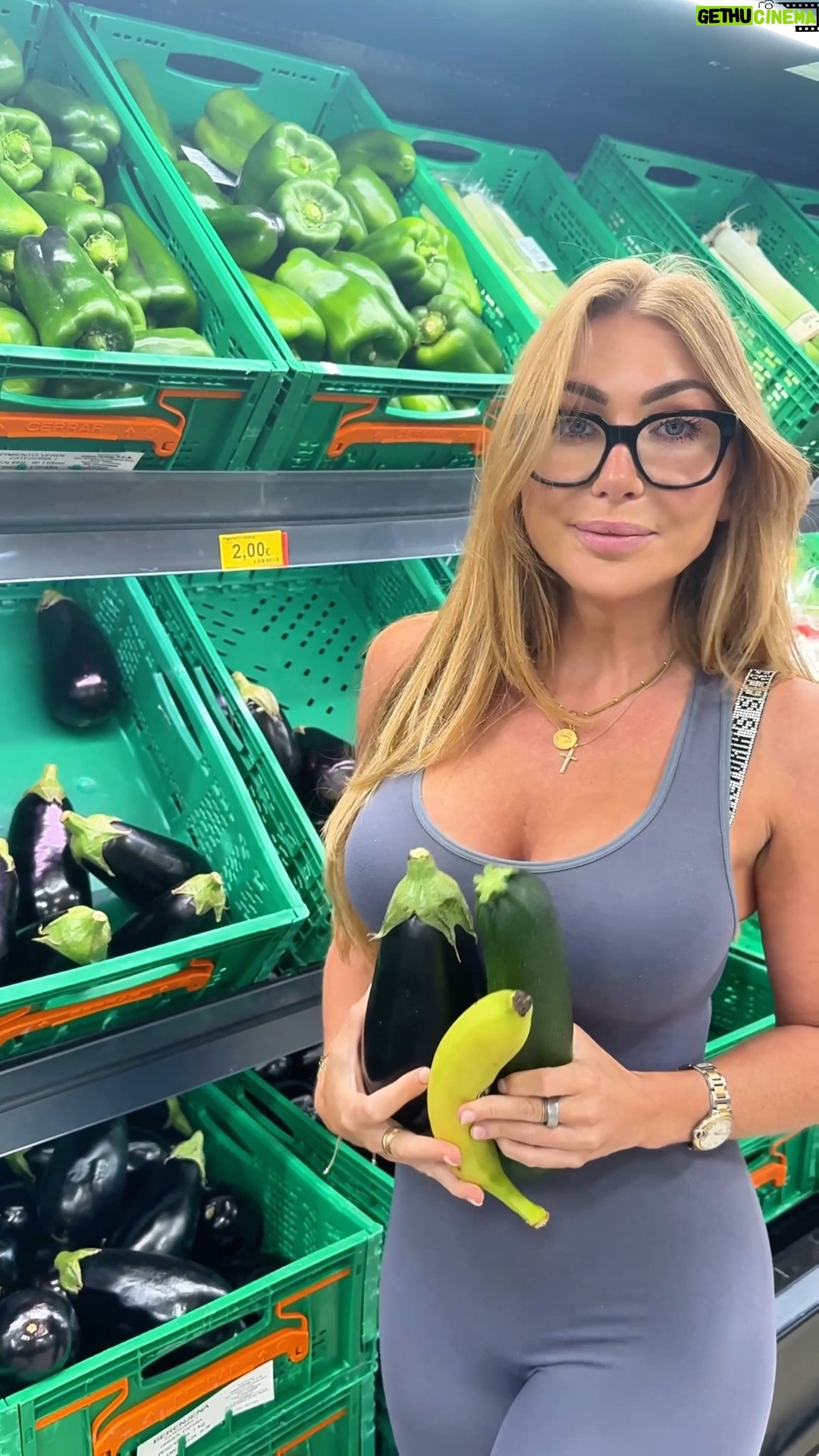 Bonnie Locket - 4.4K Likes - one of my five a day 😅🫣
#bonnielocket #skits #Supermarket #blondehair #cargirlsofinstagram