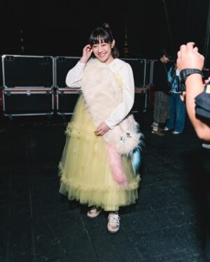Bonnie Wong Instagram - 我在叱咤台下狂歌亂舞❤️‍🔥

每次做台下環節都需要強心臟，腦袋每秒都會閃過不同想法，會再努力一點持續進化。多謝一眾歌手配合，希望你們都有好好享受叱咤啦✌️

再一次感謝各單位
Makeup @carmencmakeup_cc 
Hair Frankie @haircorner_official 
Wardrobe @royksoppgakkai @brun_c 
Shoes @adidashk 
特別鳴謝 @sunny_liu 幫忙紀錄出場前🙏
特別特別多謝急姐奴撈🥹嗚
同埋多謝AI Yanting扶我 😂（笑）