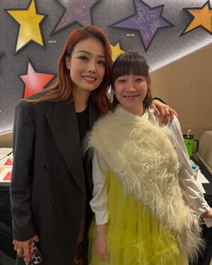 Bonnie Wong Instagram - 我在叱咤台下狂歌亂舞❤️‍🔥

每次做台下環節都需要強心臟，腦袋每秒都會閃過不同想法，會再努力一點持續進化。多謝一眾歌手配合，希望你們都有好好享受叱咤啦✌️

再一次感謝各單位
Makeup @carmencmakeup_cc 
Hair Frankie @haircorner_official 
Wardrobe @royksoppgakkai @brun_c 
Shoes @adidashk 
特別鳴謝 @sunny_liu 幫忙紀錄出場前🙏
特別特別多謝急姐奴撈🥹嗚
同埋多謝AI Yanting扶我 😂（笑）