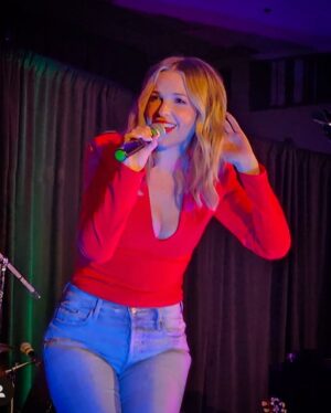 Briana Buckmaster Instagram - Thank you #spnorl for a fabulous weekend in the sunshine. Much needed does of vitamin D ❤️☀️
Thank you to everyone at @creationent and the #spnfamily for all the love.