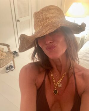 Brooke Shields Instagram - The best new years trip 🩵🏝️
Back to work… book comes out next week!!!