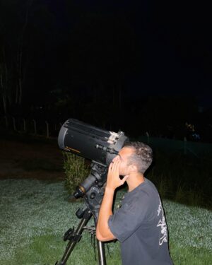 Bruna Vieira Instagram - O Juca até agora não entendeu a brincadeira de observar as estrelas e os planetas do quintal, mas segue colado com a gente