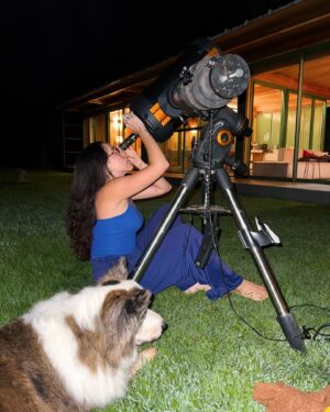 Bruna Vieira Instagram - O Juca até agora não entendeu a brincadeira de observar as estrelas e os planetas do quintal, mas segue colado com a gente