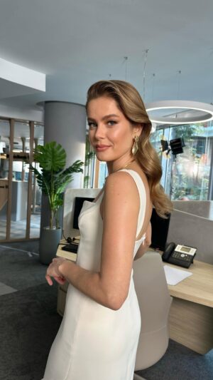 Burcu Biricik Instagram - Şuraya güzel bir backstage bırakıyoruz 🤍
#burcubiricik @denizbank #backstage  #hamiyetakpınar #reklam