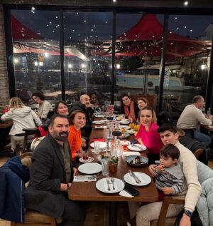 Burcu Kara Instagram - Erken yılbaşı yemeği😍Ailem,kardeşim,kuzenlerim kavuştuk.Ömer'in doğumgününü de kutladık.Özlem ve mutluluk dolu bir akşamdı.Bizi şahane ağarlayan @bigchefscafe 'de teşekkür ederiz.Ne güzeldi her şey.🙏🏼En kötü günümüz böyle olsun.Yeni yıl hepimize güzelliklerle gelsin.İyi ki doğmuşsun canım Ömer.🙏🏼🎉