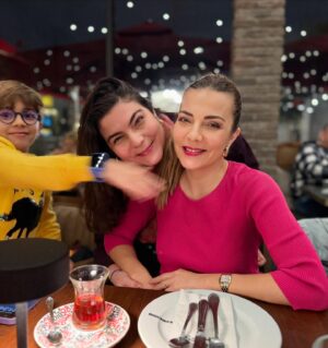 Burcu Kara Instagram - Erken yılbaşı yemeği😍Ailem,kardeşim,kuzenlerim kavuştuk.Ömer'in doğumgününü de kutladık.Özlem ve mutluluk dolu bir akşamdı.Bizi şahane ağarlayan @bigchefscafe 'de teşekkür ederiz.Ne güzeldi her şey.🙏🏼En kötü günümüz böyle olsun.Yeni yıl hepimize güzelliklerle gelsin.İyi ki doğmuşsun canım Ömer.🙏🏼🎉