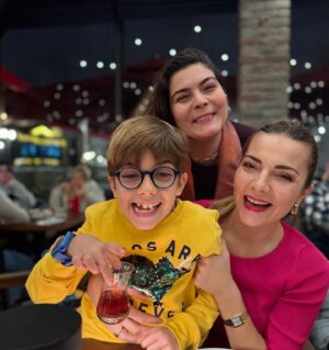 Burcu Kara Instagram - Erken yılbaşı yemeği😍Ailem,kardeşim,kuzenlerim kavuştuk.Ömer'in doğumgününü de kutladık.Özlem ve mutluluk dolu bir akşamdı.Bizi şahane ağarlayan @bigchefscafe 'de teşekkür ederiz.Ne güzeldi her şey.🙏🏼En kötü günümüz böyle olsun.Yeni yıl hepimize güzelliklerle gelsin.İyi ki doğmuşsun canım Ömer.🙏🏼🎉