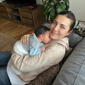 Burcu Kara Instagram - Arkadaşım Ayşegül gönderdi bunu bugün.Can'la ilk kez dışarı çıkıp ona gitmiştik.17 günlük burada.Çok duygulandım.Zaman nasıl geçiyor.Şimdi benimle makarna yiyen bir ufaklık geziyor evde.🙏🏼❤️🧿