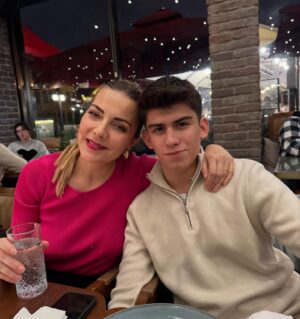 Burcu Kara Instagram - Erken yılbaşı yemeği😍Ailem,kardeşim,kuzenlerim kavuştuk.Ömer'in doğumgününü de kutladık.Özlem ve mutluluk dolu bir akşamdı.Bizi şahane ağarlayan @bigchefscafe 'de teşekkür ederiz.Ne güzeldi her şey.🙏🏼En kötü günümüz böyle olsun.Yeni yıl hepimize güzelliklerle gelsin.İyi ki doğmuşsun canım Ömer.🙏🏼🎉