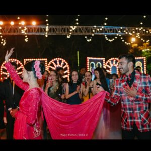 CA Palak Rathi Instagram - We decided to host a bollywood night in our wedding. The stars turned up and turned up good! 🪩🎞️

Bollywood Night by @emcee__sandeep_official 
MUA: @komalkumavat_makeovers 
Hairstylist: @sonuhairartist 
Outfit: @febella_couture 
Photographers: @magicmotionmedia 
Decor: @s10_event_makers 
Planner: @eventpitaraofficial