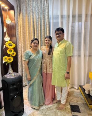 CA Sakchi Jain Instagram - Sparkles, smiles, and gratitude✨
