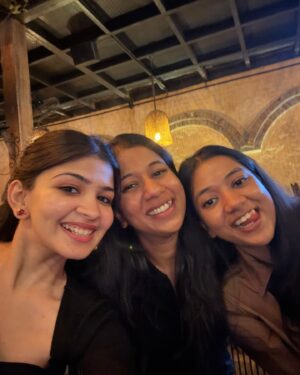 CA Sakchi Jain Instagram - Sparkles, smiles, and gratitude✨