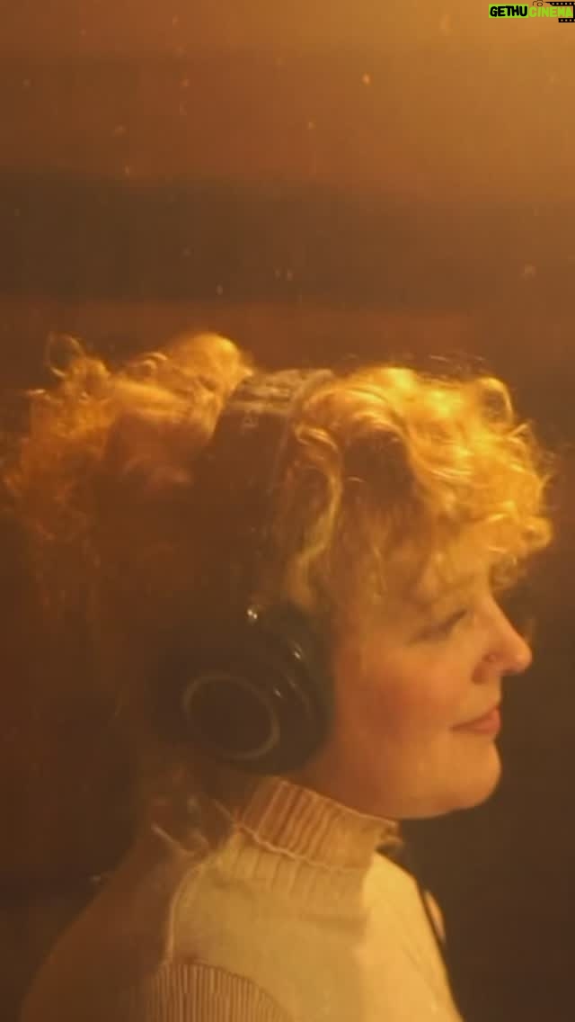 Cam - 3 Likes - I’ve been cozied up in the studio creating for myself and the most unbelievable artists this year. Thank you all so much for the love and support. Now just counting down to my new music… 🕊️
🎥 @goldenboi.co
