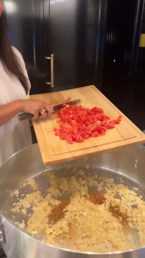 Camila Alves Instagram - Christmas Eve… we celebrated Brazilian tradition! Even though Chicken Stroganoff it’s not a traditional Brazilian Christmas eve food that’s all that my kids ask for!! it has now become a Alves McConaughey tradition! I know you will ask, but Sorry I have no photos or videos of the table setting, I was too present with our family and prayers of gratitude around the table. 
American tradition Christmas morning here we go!!! 
Merry Christmas!!!! 
Hope you are having a blessed Christmas filled with gratitude whatever stage of life it is gratitude to be counted 
Ho… recipe link in bio but I winged on this larger then life pot!!! 
💚💛💚💛💚💚💛
Natal… celebramos a tradição brasileira a meia noite! Embora o Estrogonofe  não seja uma comida tradicional brasileira de Natal, é só o que meus filhos pedem!! Então se tornou uma tradição dos Alves McConaughey! Eu sei que você vai perguntar, mas desculpe, não tenho fotos ou vídeos da mesa, fiquei bem presente com nossa família e orações de gratidão ao redor da mesa. 
Manhã de Natal de tradição americana, lá vamos nós!!! 
Feliz Natal!!! Espero que esteja celebrando com gratidão pois independente de que fase da vida você estiver sempre tem contar as bençãos 🙏🏽