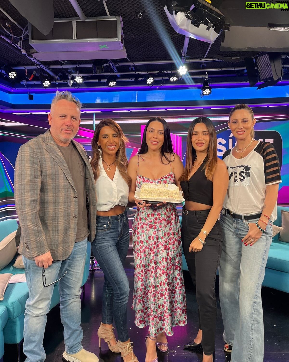 Carla Ballero - 3.5K Likes - ¡Hoy celebramos a nuestra Dany! 🎂🥳 No te pierdas Sígueme con las mejores noticias del espectáculo 🚨🔥 18:30 hrs💙😉