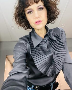 Carla Gugino Instagram - PART 3: Verna incarnations #bts on @thefallofhouseofusher 🐦‍⬛❤️ 🐈‍⬛ I will leave you wonderful Peeps with one Verna that never made it to the screen for plot reasons. You only get a glimpse of her in the background once. I’m sure those who’ve done multiple Usher binges can spot it!  #happyhalloween 🎃