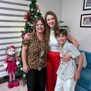 Carla Jara Instagram - Disfruté tanto navidad, que no había subido nada...ver esa sorisa en su carita, me llena de amor!!!
 Espero hayan pasado una linda noche buena!!!
🎁🎅🎄❤️