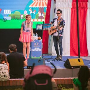 Carla Jara Instagram - Fin de semana hermoso animando y haciendo cuenta cuentos en @festikidscl 
4 años trabajando con este tremendo equipo y siendo muy feliz viendo a tantos niñas y niñas disfrutando de cada show, nos vemos pronto!!!
Gracias @mauriciomarcuson
Por confiar en mi, gracias @marianokaminski por acompañarme siempre!!! Gracias @diegourrutiabarra
Por las fotitos y videos🥰