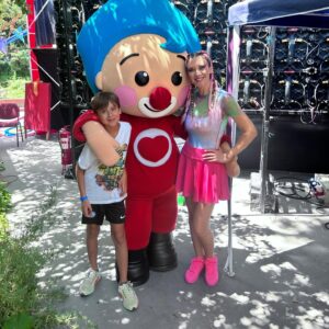 Carla Jara Instagram - Fin de semana hermoso animando y haciendo cuenta cuentos en @festikidscl 
4 años trabajando con este tremendo equipo y siendo muy feliz viendo a tantos niñas y niñas disfrutando de cada show, nos vemos pronto!!!
Gracias @mauriciomarcuson
Por confiar en mi, gracias @marianokaminski por acompañarme siempre!!! Gracias @diegourrutiabarra
Por las fotitos y videos🥰
