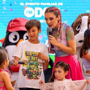 Carla Jara Instagram - Fin de semana hermoso animando y haciendo cuenta cuentos en @festikidscl 
4 años trabajando con este tremendo equipo y siendo muy feliz viendo a tantos niñas y niñas disfrutando de cada show, nos vemos pronto!!!
Gracias @mauriciomarcuson
Por confiar en mi, gracias @marianokaminski por acompañarme siempre!!! Gracias @diegourrutiabarra
Por las fotitos y videos🥰