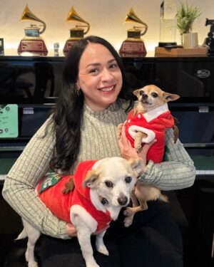 Carla Morrison Instagram - 🎄✨ ¡Feliz Navidad a todesss! ✨🎄 Disfruten, coman rico y dejen en visto al tío mala copa y a la prima envidiosa 😏🙌. Hoy todo se trata de los tamales, el pozole y esas conchas de chocolate con champurrado, bebé 😋❤️. Fuera el hate, que es fin de año, ¡relájate un chingo y a disfrutaaaarrrrrr! 🎉💃 Es solo un día más!!!!
