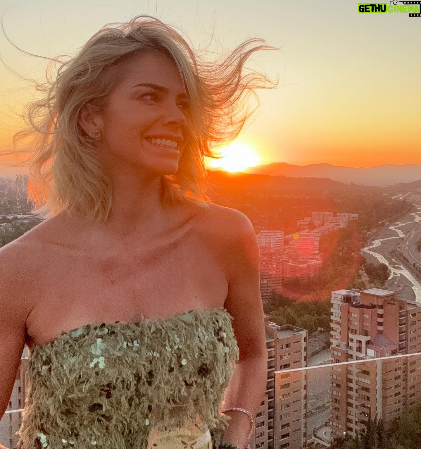Carla Ochoa - 4.7K Likes - Un abrazo con todo mi amor!!! Que sea una linda celebración!!! ✨🌟💫 Feliz 2025 🇨🇱 de mi ❤️ y el 🌎entero!!!💖💖💫